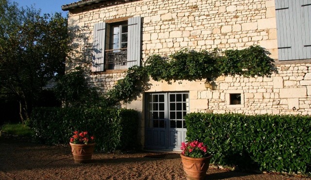 Stone Cottage, 2 bedrooms up to 6, pool, in a XVIIth C Castle, Loire Valley