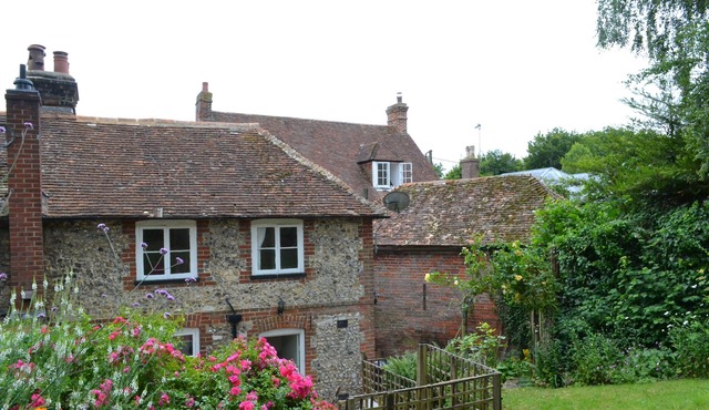 Stone Cottage - a cottage that sleeps 3 guests in 2 bedrooms