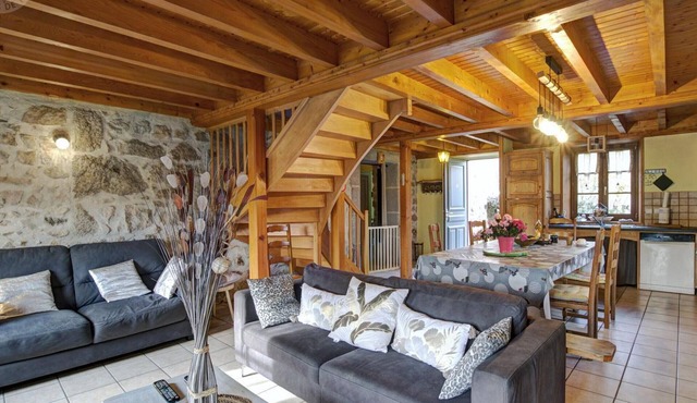 Stone cottage in Périgneux, sleeps 6, pets allowed