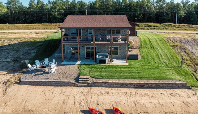 Stone Cottage - Lakefront/Beach/Arcade/HotTub/MassageChair/2 Kings/Near WI Dells