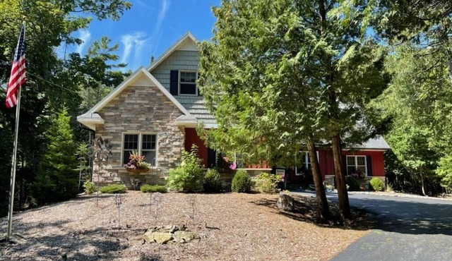Stone Cottage , Nestled In The Woods in Door County