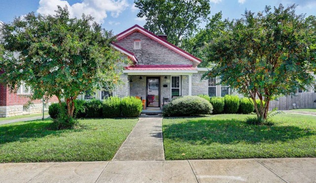 Stone Cottage near the downtown square of Fayetteville TN