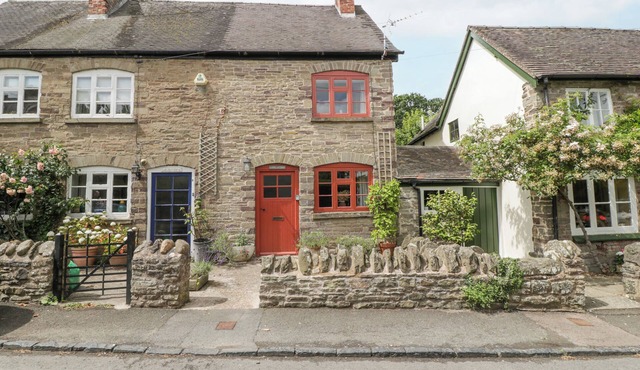 STONE COTTAGE, pet friendly, character holiday cottage in Weobley