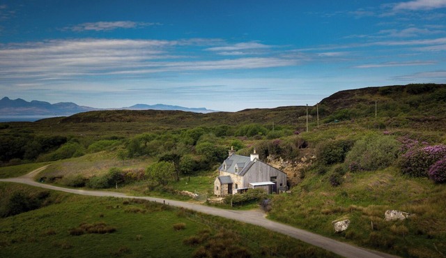 Stone Cottage Skye - Cosy Coastal Cottage. Unique blend of Traditional & Modern.