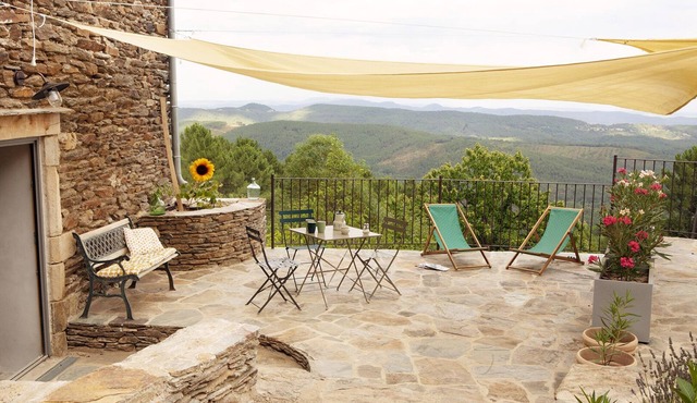 Stone cottage with a magnificent view of the Cévennes Soleil valleys