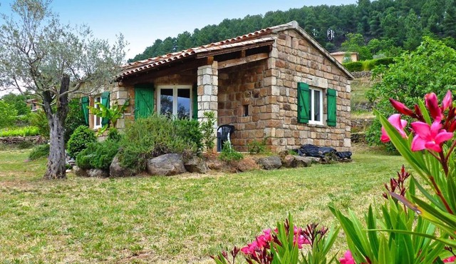 Stone cottage with shared pool, Chambonas