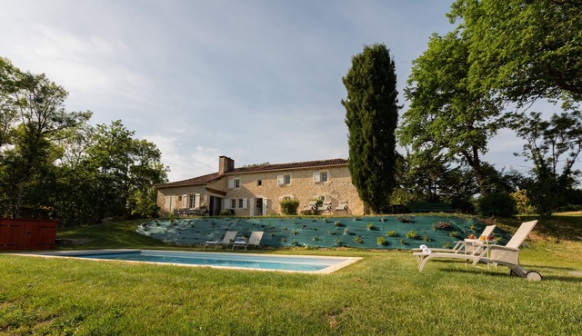 Stone cottage with swimming pool - King size beds & Pyrenees views
