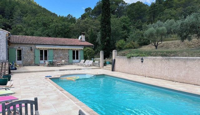 Stone country house in absolute peace and quiet! Private pool