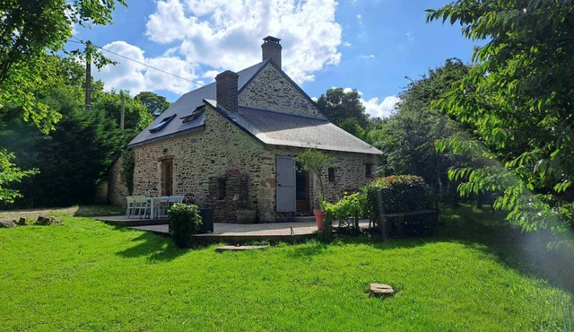 Stone country house near Lake Sidiailles