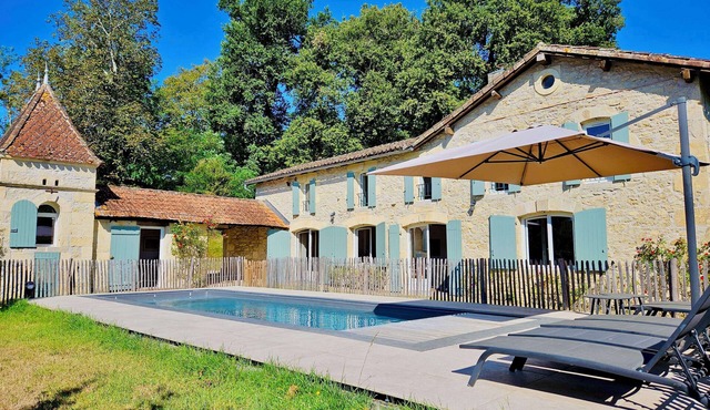 Stone country house, swimming pool, 5 bedrooms, sleeps 12