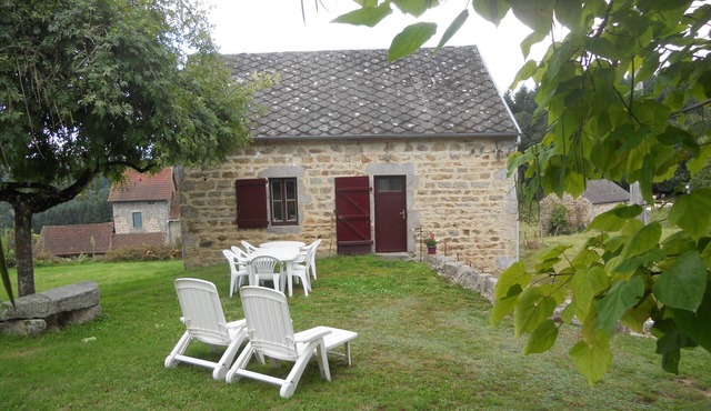 Stone country house. Terrace, lawn. Pets allowed.