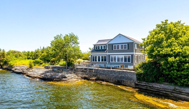 Stone Cove Cottage at Sacket on Lake Ontario