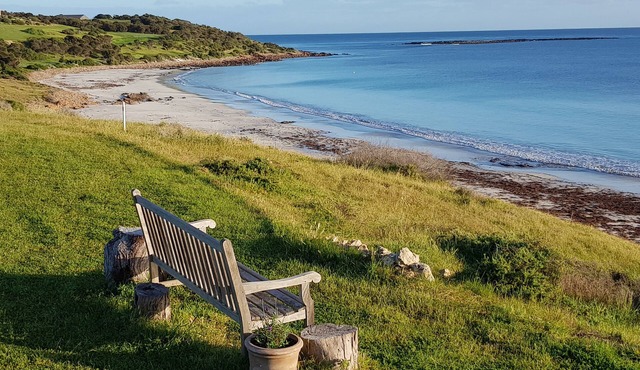 Stone eco-friendly villa, beachfront acreage. Penguins, koalas