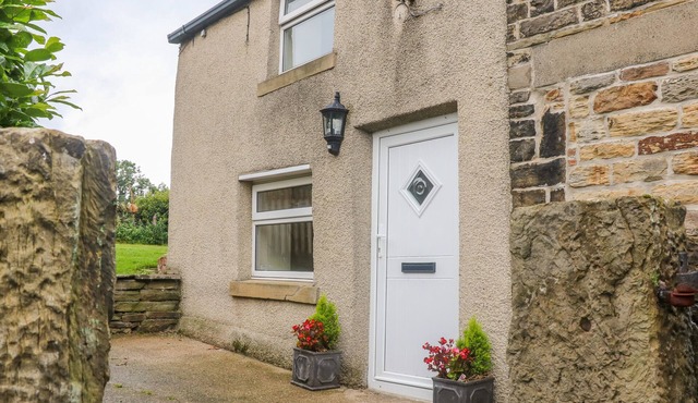 STONE FARM COTTAGE, pet friendly, with a garden in Wortley