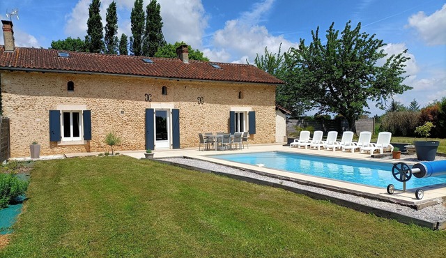 STONE FARMHOUSE - STYLE COTTAGE WITH SWIMMING POOL IN PERIGORD WHITE -