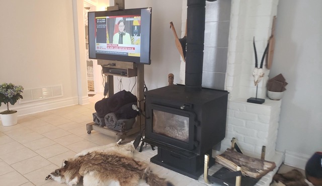 Stone Farm House - 3 bedrooms - private on 100 acres - 20 min from Casino Rama