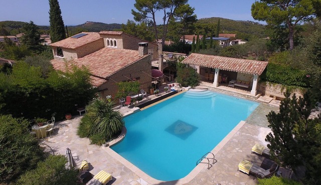 Stone farmhouse 320 m2 on 1 hectare in the heart of the Alpilles, guaranteed peace and quiet,