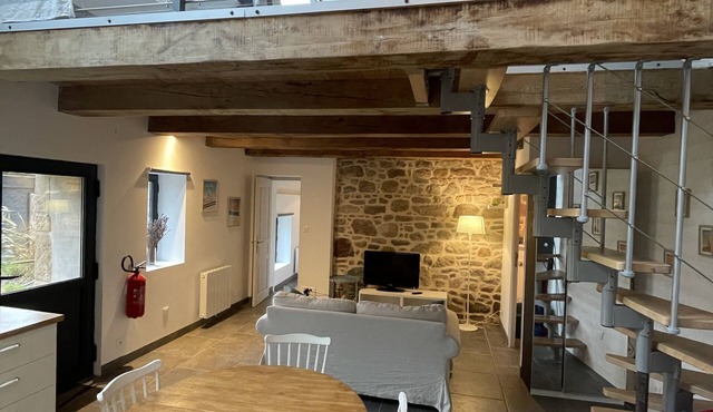 Stone farmhouse for 4 people with heated swimming pool