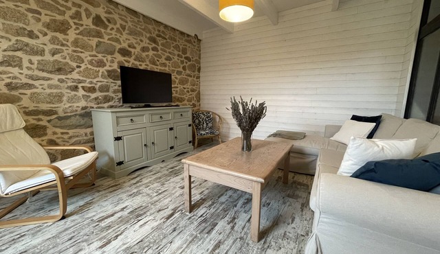 Stone farmhouse for 6 people with heated swimming pool