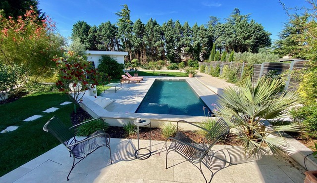 Stone farmhouse with saltwater swimming pool and private garden ( near Avignon)