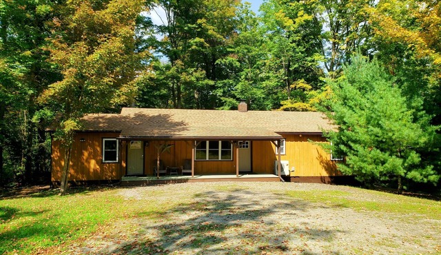 Stone fireplace, Kingsize beds,3 baths,3 bdrms,2 creeks,10 acres,covered decks,