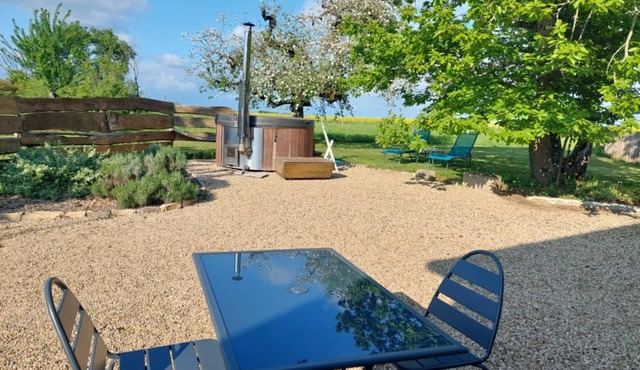 Stone outbuilding with private Nordic bath near Beaune.