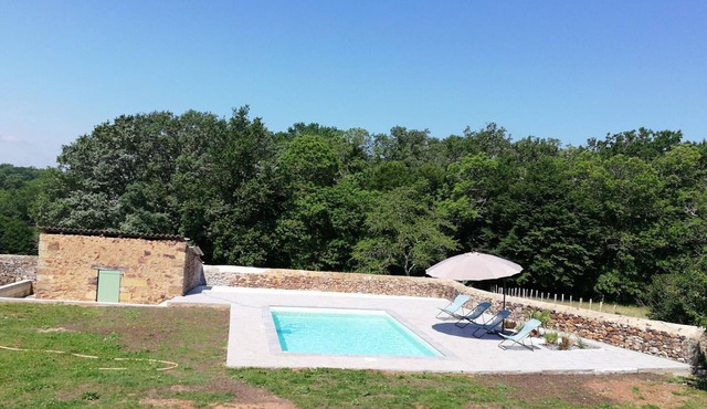 Stone house with garden and private pool, near Belvès, pets allowed
