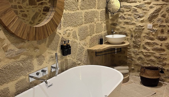 Stone-built cocoon in the center of the village, roof terrace and whirlpool bath