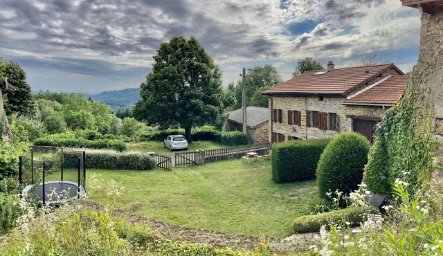 Stone house with quiet garden ideal for families and hikers