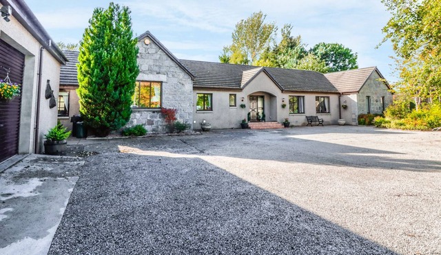 STONE GABLES, pet friendly, with hot tub in Alford, Aberdeenshire
