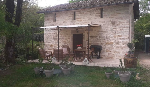 Stone house, splendid view, 5 min from St Antonin-Noble-Val and the river!