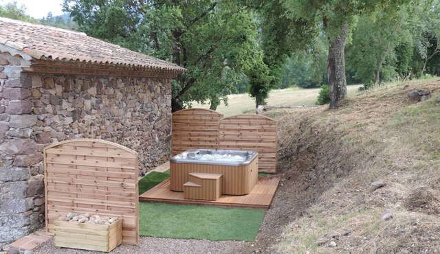 Stone house with jacuzzi, between Cannes and Fréjus, independent mini loft, air conditioning