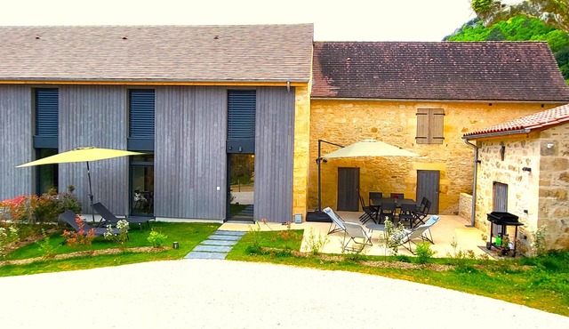 Stone house with private terrace & enclosed garden, near Dordogne river