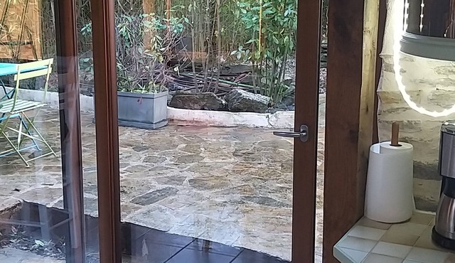 Stone house with garden, downtown, quiet, close to amenities