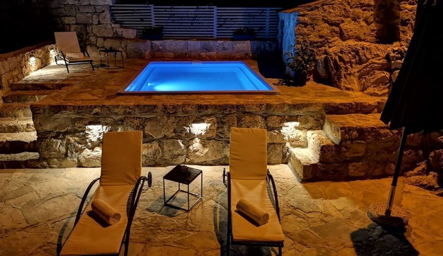 Stone Holiday Home in Brotnice Dalmatia with Bubble Bath
