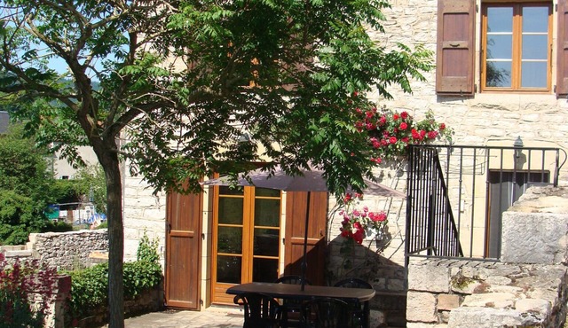 Stone holiday house in the heart of the village of Bertholène