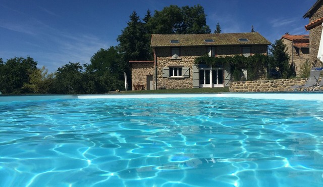 Stone house with heated pool and large wooded grounds WIFI