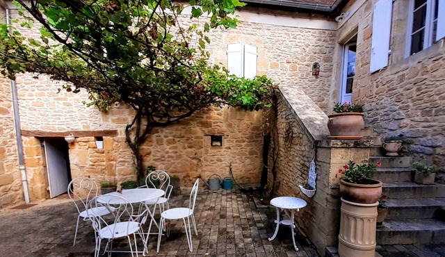 Stone house at the foot of La Vézère, for 6