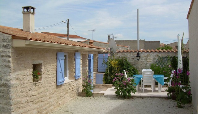 Stone house, large swimming pool. quiet, near sea1,.5 km classified 4 stars