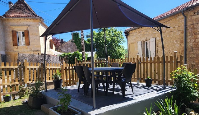 Stone house in the heart of a Périgord village