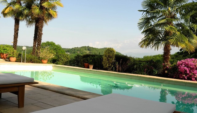 Stone house 1850, sleeps 4 with heated pool, 3-hectare property