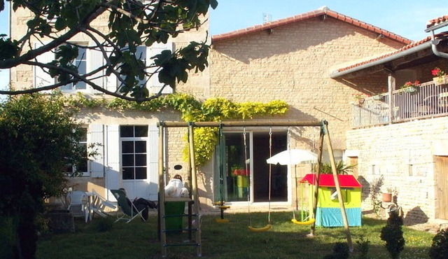 Stone house, 3 bedrooms, WiFi and Parking near Villefagnan
