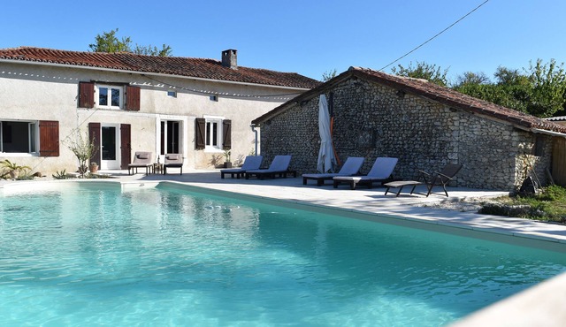 Stone house 4 bedrooms, 9 people, with pool south charente