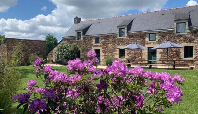 stone house. 4 to 14 pers. heated pool