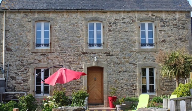 Stone house 600 m from the sea with garden and terrace.