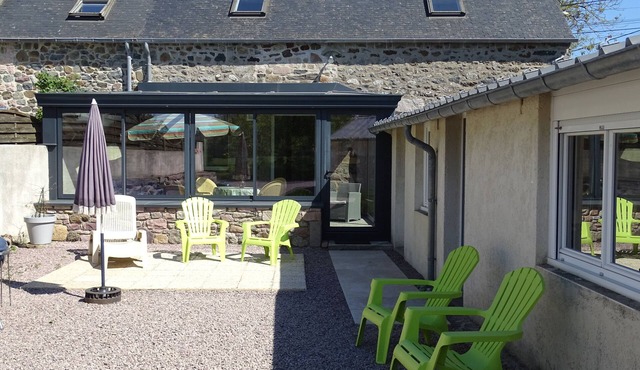 Stone house, 800m2 wooded park, 5 mn from the beach. Bed linen provided