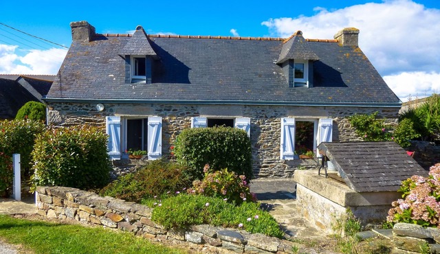 Stone house, between beach and village, sleeps 4, Wifi, parking