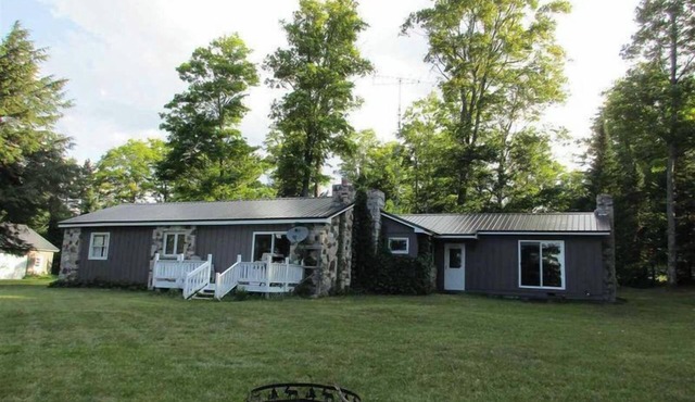 Stone House: Bring Your Dog and Your Kayak – Summer on East Lake!