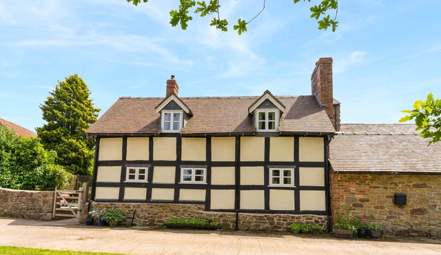 STONE HOUSE, family friendly, luxury holiday cottage in Caynham