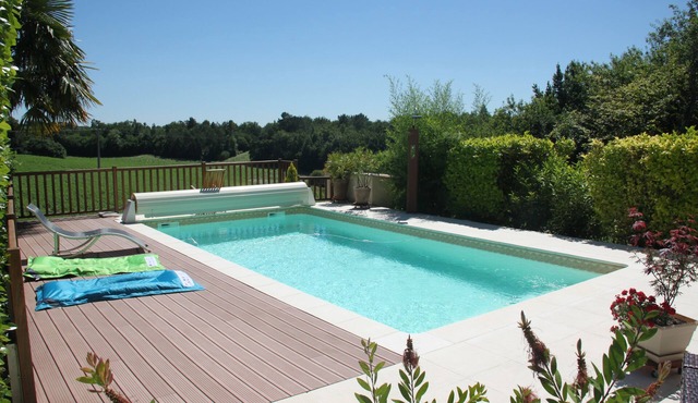 Stone house for 6 people, heated pool, bowling green, summer kitchen